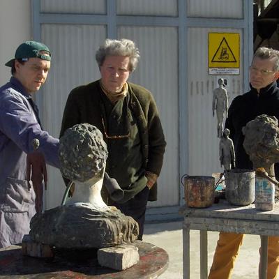 Lo scultore insieme al titolare ed allo scrittore Aldo Busi, al lavoro per la patinatura di alcune sculture in bronzo presso la fonderia artistica Salvadori Arte a Pistoia.