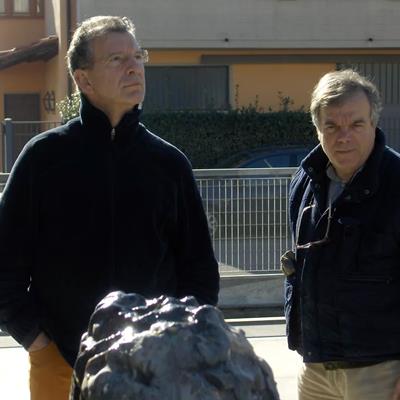 Lo scrittore Aldo Busi in visita alla fonderia artistica Salvadori Arte a Pistoia insieme al titolare.