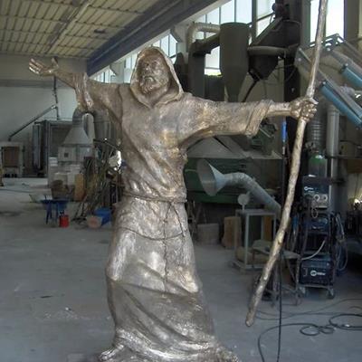 Scultura in bronzo fusa a cera persa dalla fonderia artistica Salvadori Arte a Pistoia, collocata in Calabria a San Fili.