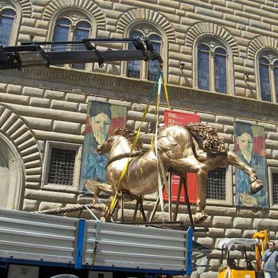 Fusione in bronzo Cavallo di Mario Ceroli. In questa immagine durante lo scarico dell'opera, per essere posizionato in piazza.